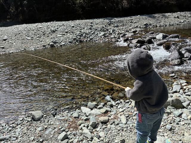 渓流釣り、黙々と獲物を狙うの図